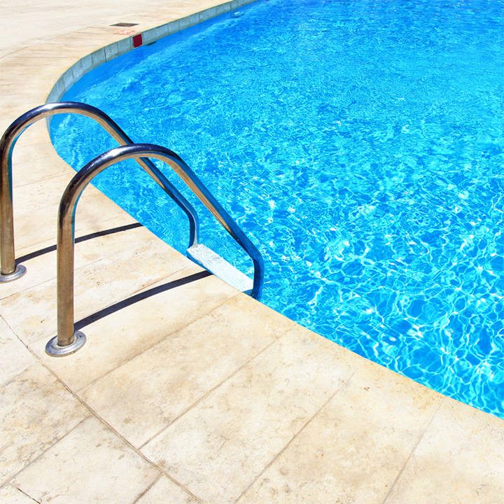 Trocar a Água da Piscina? Saiba por que Tratar é Sempre a Melhor Opção